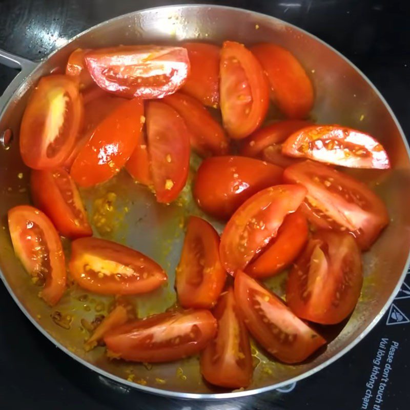 Step 4 Fry tofu and stir-fry tomatoes for shrimp noodle soup