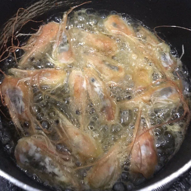 Step 3 Fry the shrimp heads for Thai shrimp (recipe shared by a user)