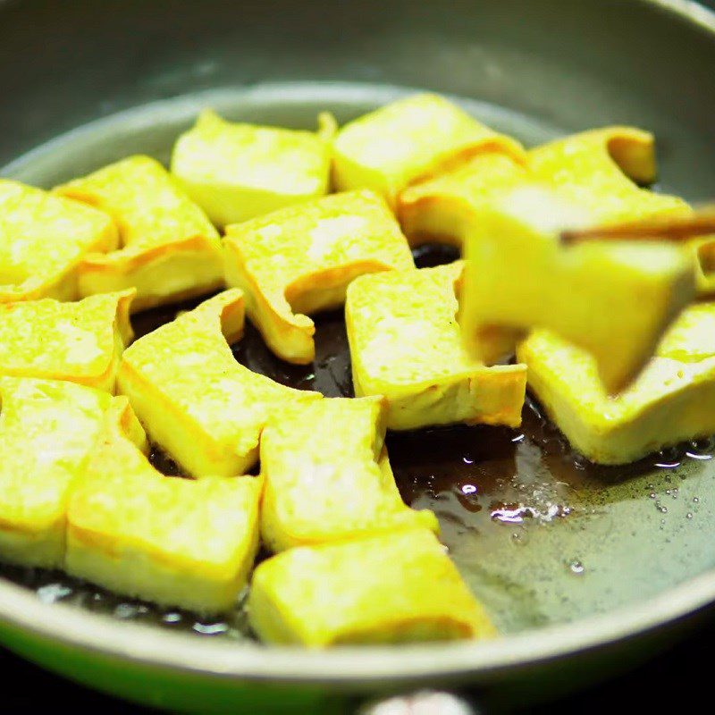 Step 3 Fry the tofu Pork hock braised with bananas and tofu