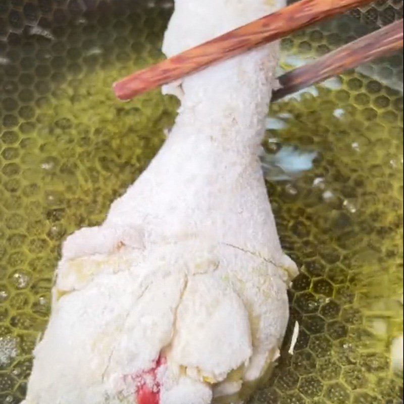 Step 2 Fry the chicken thighs Garlic Sauce Chicken (Recipe shared from TikTok Cooking with TasteVN)