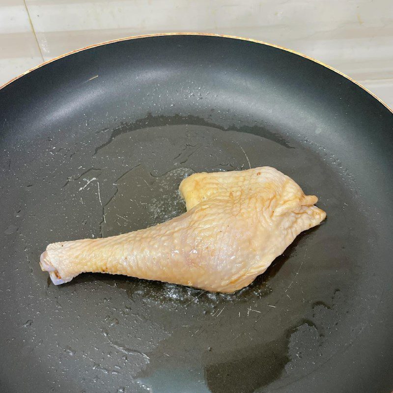 Step 3 Fry the chicken thighs Roasted chicken thighs