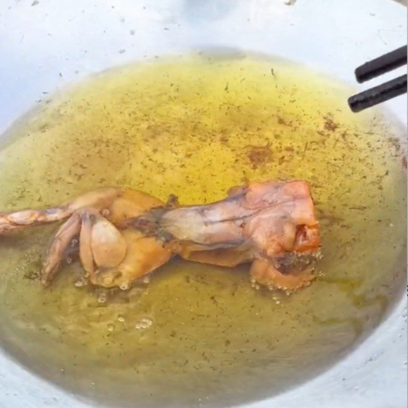 Step 3 Frying Frog Fried Frog with Fish Sauce (Recipe shared from Tiktok Cooking with TasteVN)