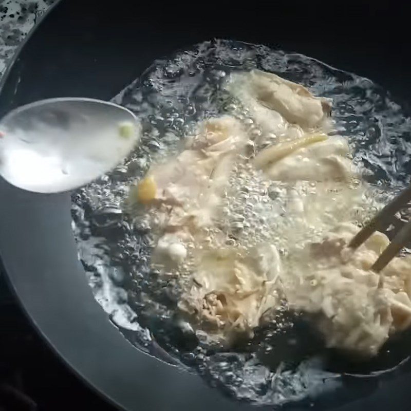 Step 3 Frying chicken with lemongrass and chili