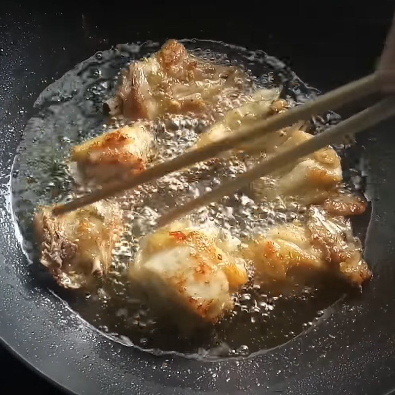 Step 3 Frying chicken with lemongrass and chili