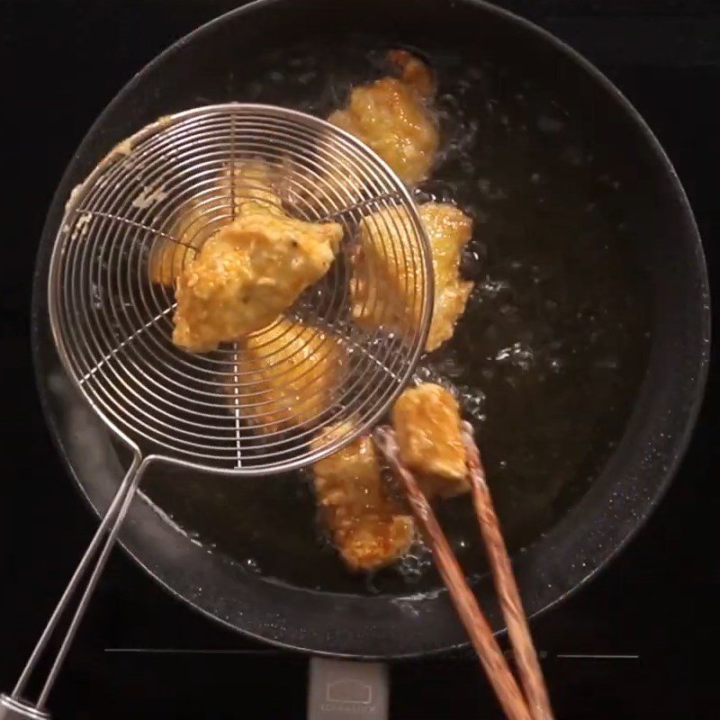 Step 3 Fry the chicken Crispy fried chicken with five-spice powder