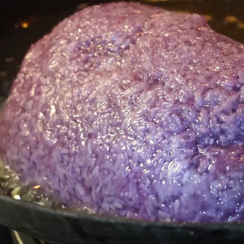 Step 9 Fry the sticky rice chicken with purple sticky rice and sour plum sauce