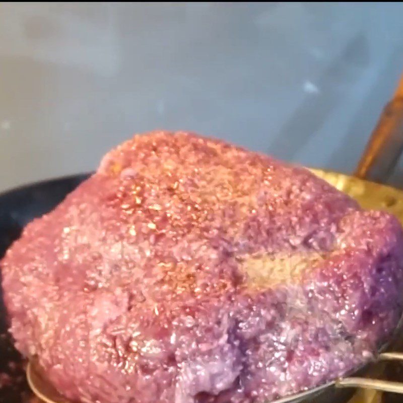 Step 9 Frying sticky rice chicken Sticky rice chicken with purple leaves and plum sauce