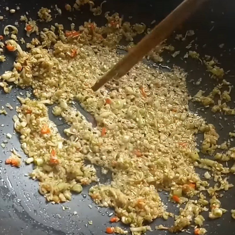 Step 4 Frying chicken with lemongrass and chili Fried chicken with lemongrass and chili