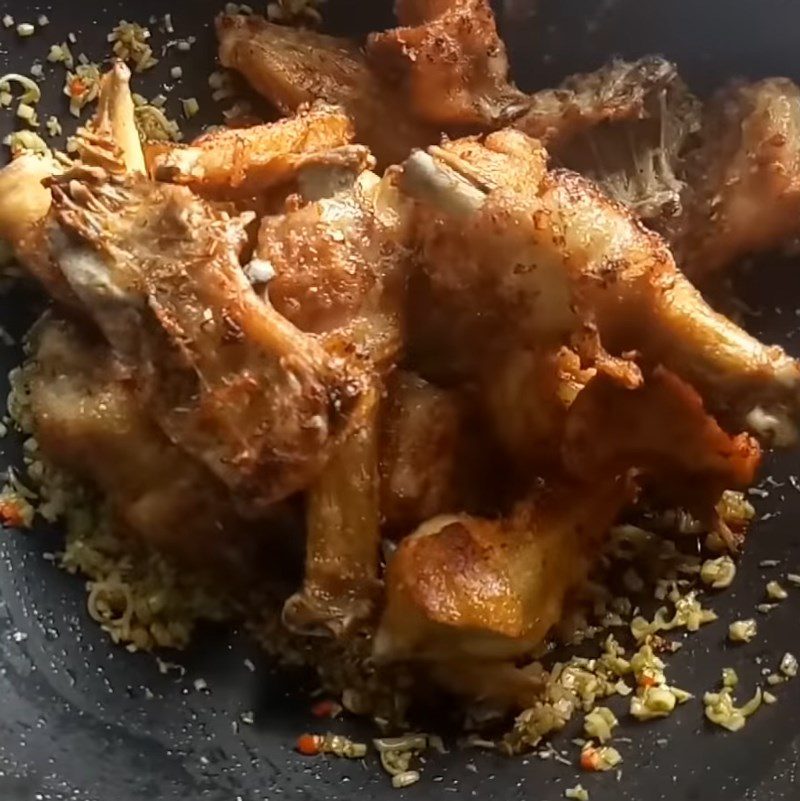 Step 4 Frying chicken with lemongrass and chili Fried chicken with lemongrass and chili