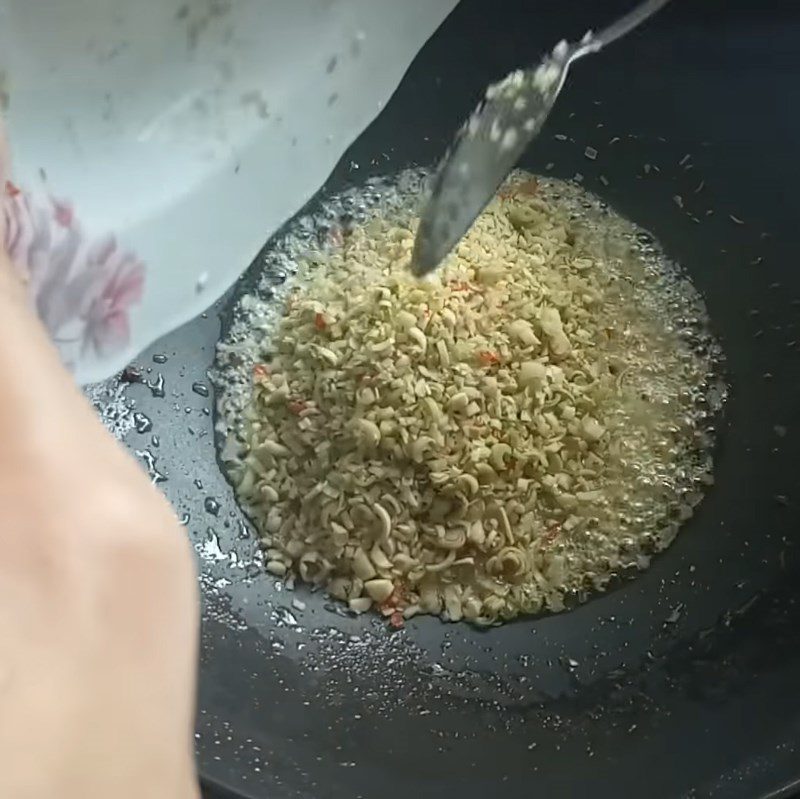 Step 4 Frying chicken with lemongrass and chili Fried chicken with lemongrass and chili