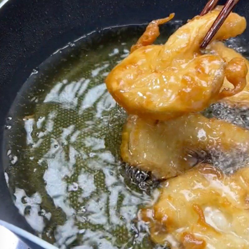 Step 3 Deep frying Fried oyster mushrooms with tamarind dipping sauce (Recipe shared by Tiktok Vegetarian Kitchen XANH)