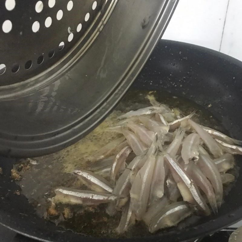 Step 2 Frying crispy anchovies Anchovies fried with fish sauce