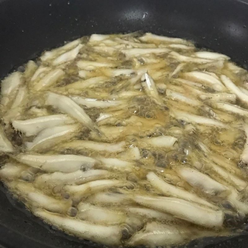 Step 2 Frying crispy anchovies Anchovies fried with fish sauce