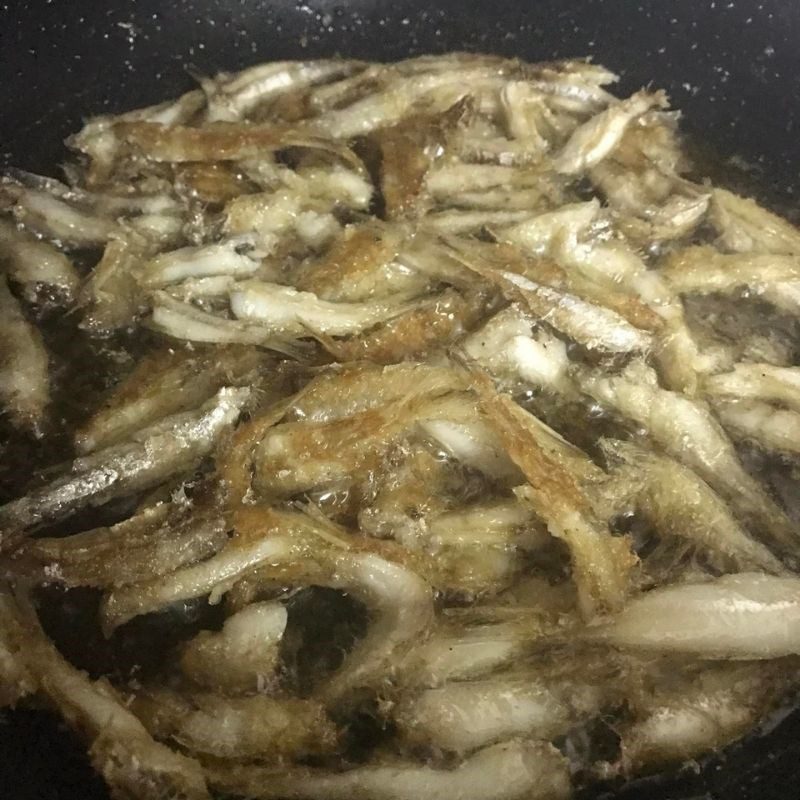 Step 2 Frying crispy anchovies Anchovies fried with fish sauce