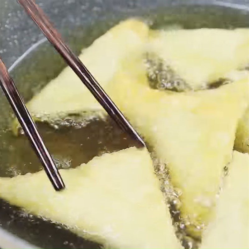 Step 4 Fry the wontons for fried wontons with shrimp filling