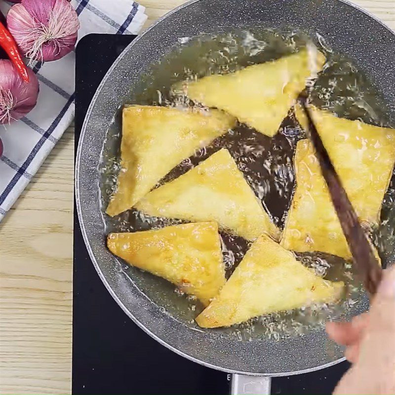 Step 4 Frying wontons with shrimp filling