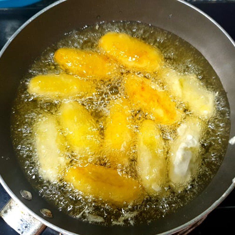 Step 4 Frying the sweet potato dumplings Sweet potato dumplings with coconut milk (Recipe shared by a user)