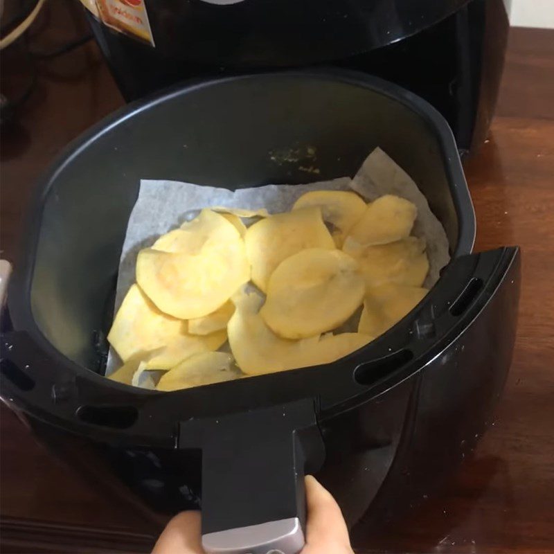 Step 3 Fry sweet potato for sweet potato chips