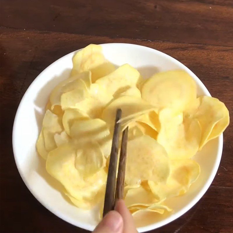 Step 3 Fry sweet potato for sweet potato chips