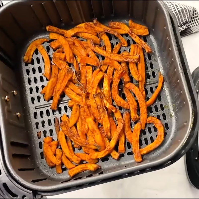 Step 4 Frying Sweet Potatoes with Seasoning Using an Air Fryer