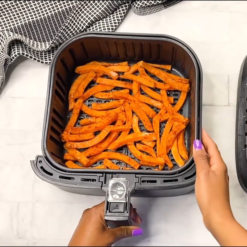 Step 4 Fry the sweet potatoes Spiced sweet potatoes fried in an air fryer