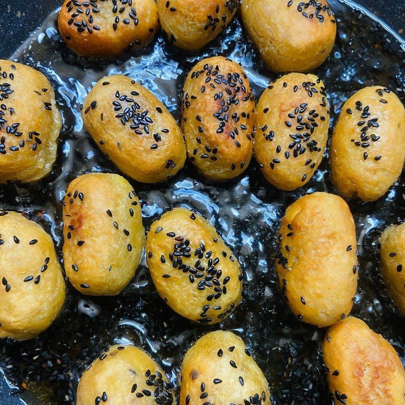 Step 3 Frying sweet potato chrysalis Sweet potato chrysalis with black sesame