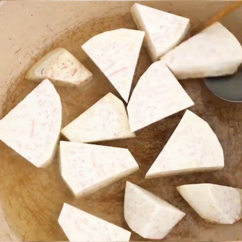 Step 4 Fry Taro and Tofu Skin Beef Taro Hotpot