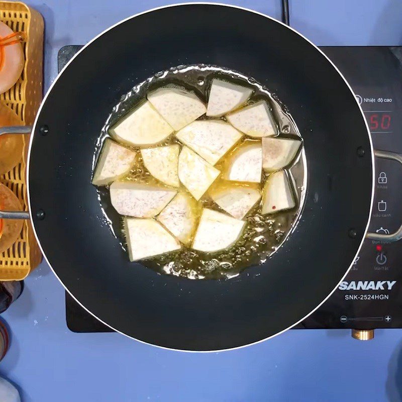 Step 4 Fried Taro Chicken Braised in Soy Sauce