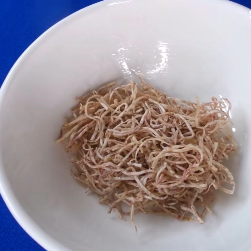 Step 3 Fry the taro for noodle soup with meat, cha, and egg