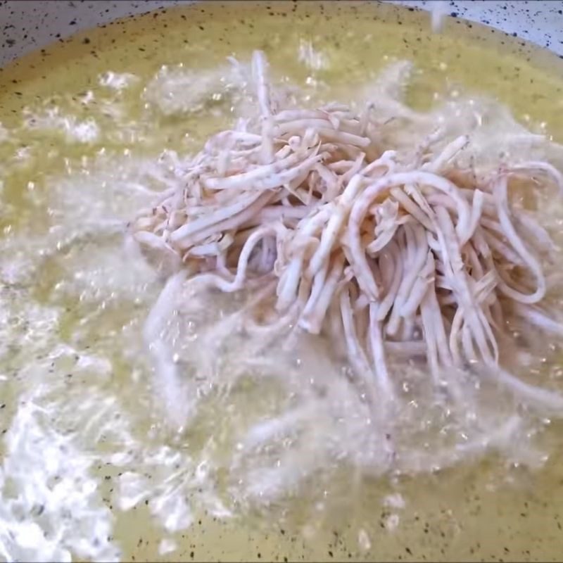 Step 3 Fry the taro for noodle soup with meat, cha, and egg