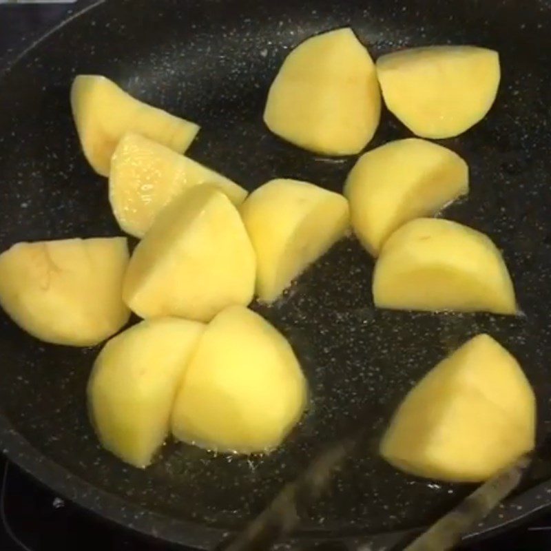 Step 6 Fry the potatoes Beef brisket stewed with green pepper