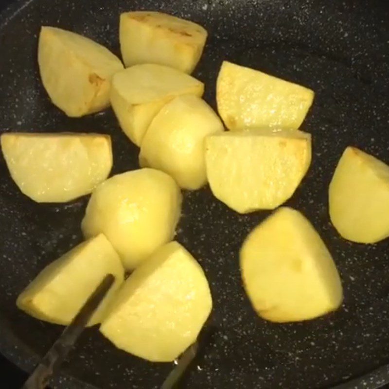 Step 6 Fry the potatoes Beef brisket stewed with green pepper