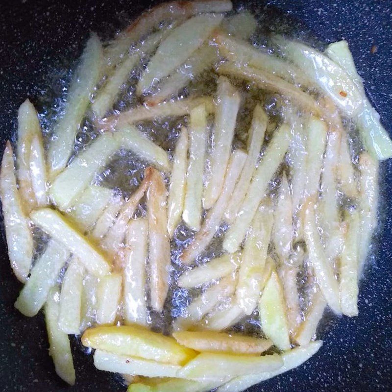 Step 2 Fry the potatoes for the first time Frying potatoes with an air fryer