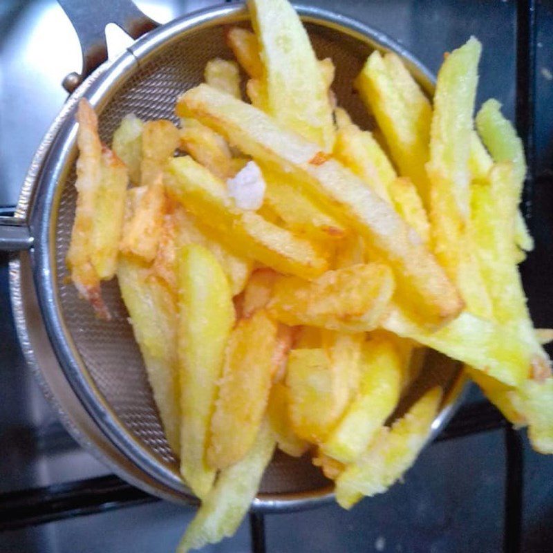 Step 2 Fry the potatoes for the first time Frying potatoes with an air fryer