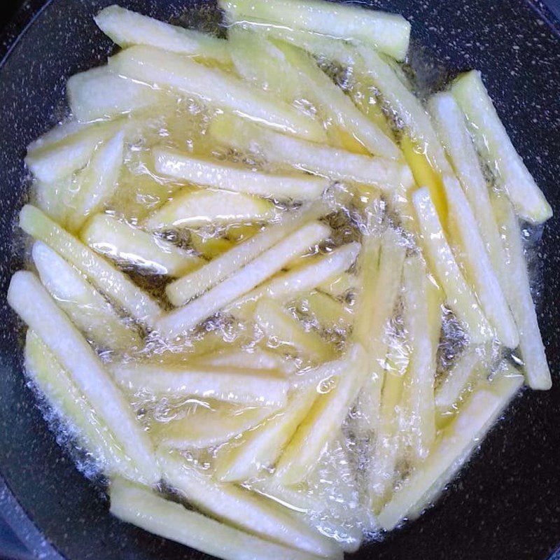 Step 2 Fry the potatoes for the first time French fries using an air fryer