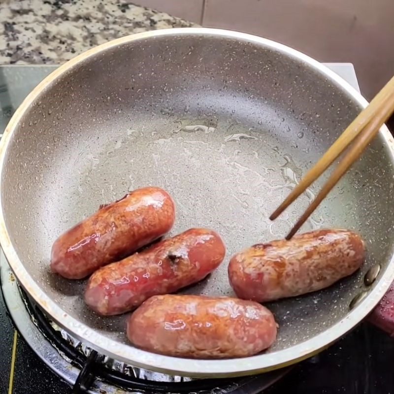 Step 4 Frying sausage Shrimp noodle with sausage