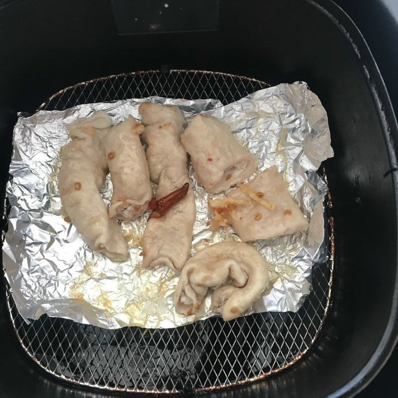 Step 3 Frying the intestines with an air fryer Fried pork intestines with garlic and chili