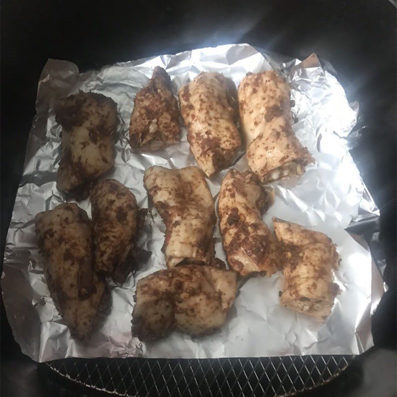 Step 3 Fry the pork intestines in an air fryer for five-spice fried pork intestines