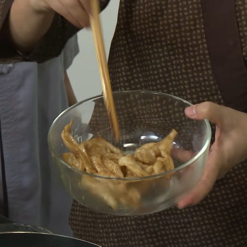 Step 3 Fry the noodles for the bitter melon salad