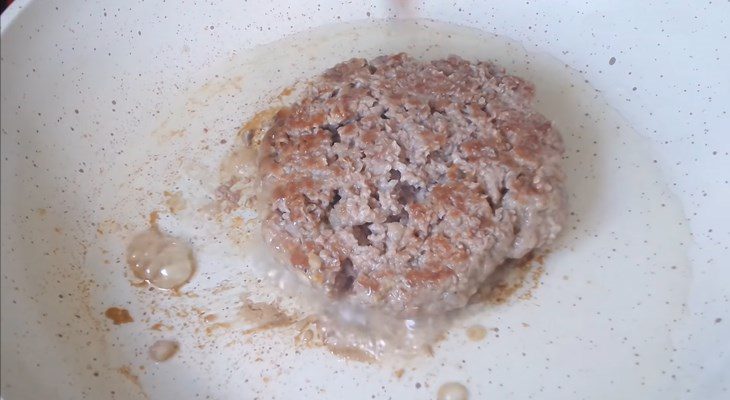 Step 5 Frying noodles and frying beef Instant noodle hamburger