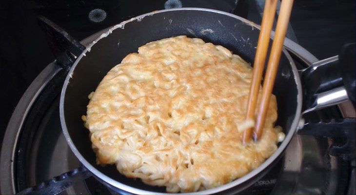 Step 5 Frying noodles and frying beef Instant noodle hamburger