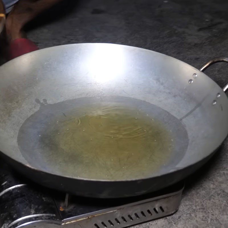 Step 2 Fry the squid for Garlic Fried Squid