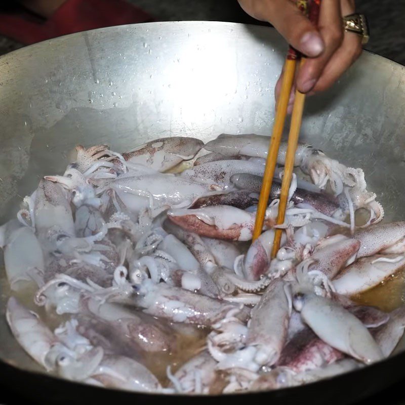 Step 2 Fry the squid for Garlic Fried Squid