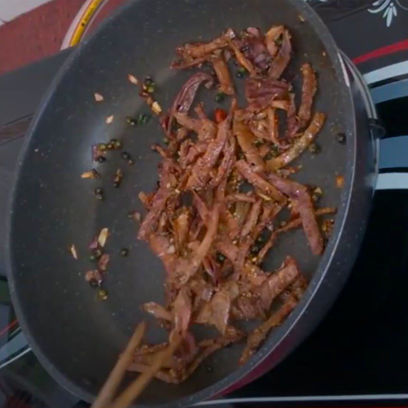 Step 4 Fry squid with black pepper Dried squid fried with pepper