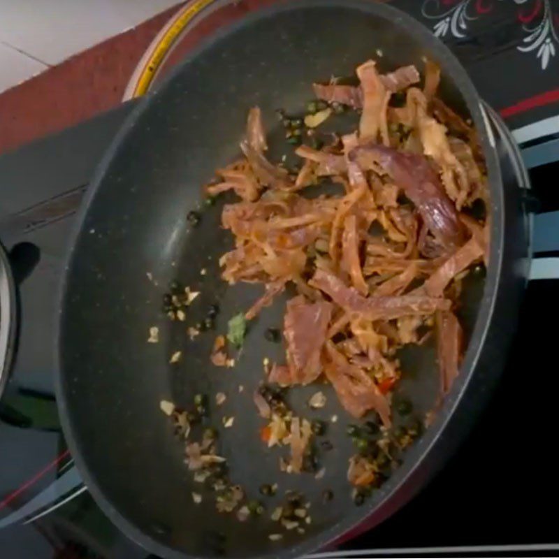 Step 4 Fried squid with pepper sauce Fried dried squid