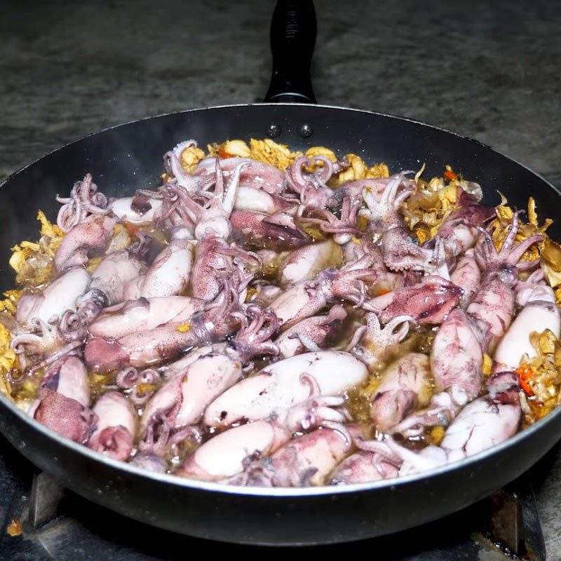 Step 4 Fry squid with garlic Fried squid