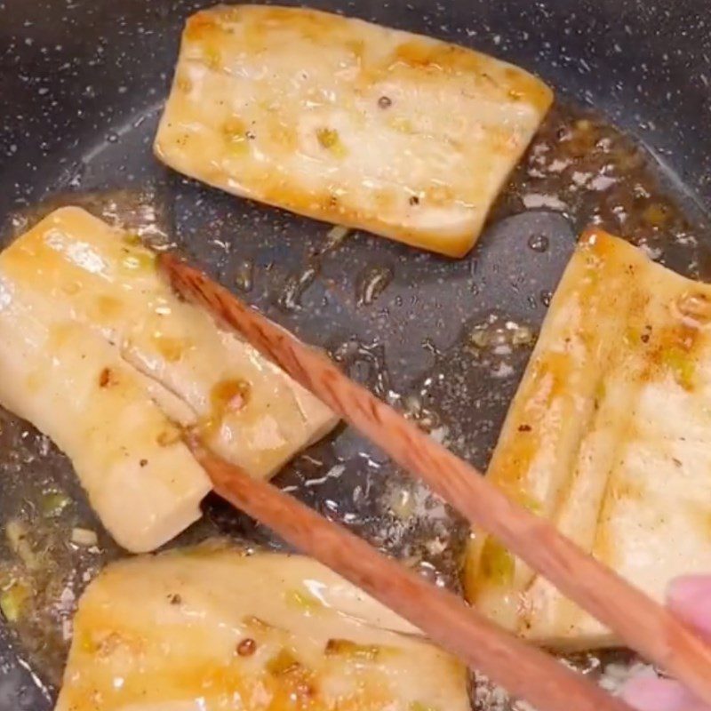 Step 3 Fry the tofu skin rolls with chicken thigh mushrooms and fried tofu