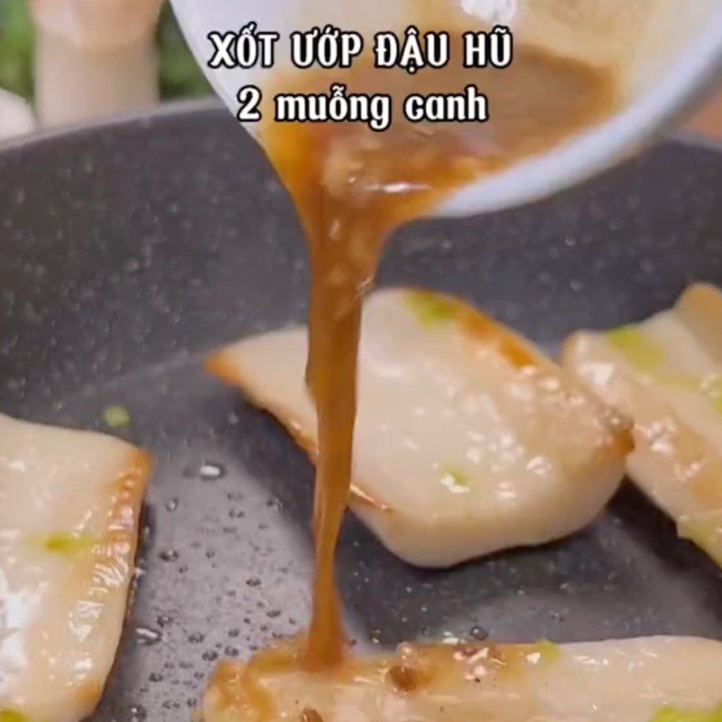 Step 3 Fry the tofu skin rolls with chicken thigh mushrooms and fried tofu