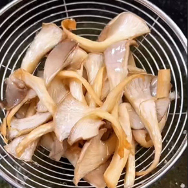 Step 2 Fry the oyster mushrooms for Vegetarian Quang Noodles (Oyster Mushrooms)