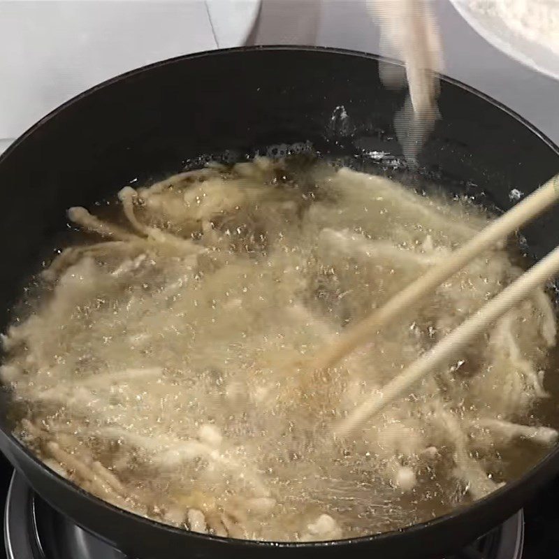 Step 4 Fried enoki mushrooms Fried shrimp with straw